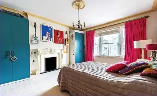  ??  ?? Little bed rooster: Spacious bedroom with guitars above the fireplace