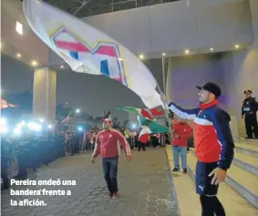  ??  ?? Pereira ondeó una bandera frente a la afición.