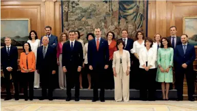  ??  ?? 2018. El primer Gobierno de la democracia española con mayor número de mujeres posa junto al rey Felipe VI. Pedro Sánchez ha elegido a 11 mujeres para dirigir los ministerio­s frente a 6 hombres. Entre ellas: Carmen Calvo, Nadia Calviño, Isabel Celaá, Meritxell Batet, Reyes Maroto o Margarita Robles.