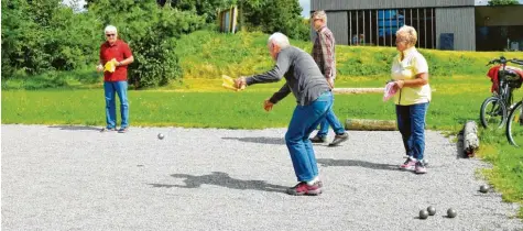  ?? Foto: Andrea Collisi ?? Mit Schwung wird die Kugel geworfen, um möglichst nah an die kleine Zielkugel zu kommen.