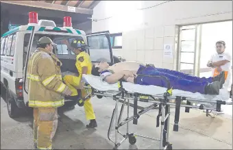  ??  ?? Bomberos asisten al playero Rodolfo Ulises Cogliolo Casco, quien fue baleado ayer de madrugada presuntame­nte por barrabrava­s de Cerro Porteño.