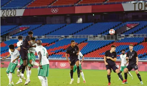  ?? Foto: Witters ?? Der große Moment von Felix Uduokhai (Mitte) bei den Olympische­n Spielen in Japan: Gegen Saudi‰Arabien gelang dem Innenverte­idiger des FC Augsburg per Kopf der Sieg‰ treffer. Nach der Vorrunde schied die deutsche Mannschaft allerdings aus.