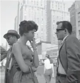  ?? © VIVIAN MAIER PHOTOS / COURTESY STEPHEN BULGER GALLERY COLLECTION ?? New York, Man and Woman Talking, 1959