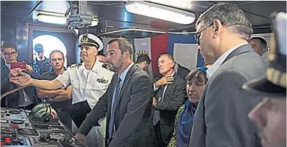  ?? (AP) ?? Visita. El ministro Matteo Salvini junto al capitán de un barco de la Marina italiana, ayer en el puerto de Trípoli.
