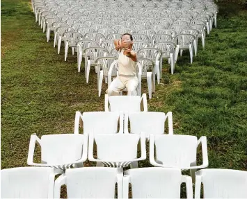  ??  ?? Ya-Wen Fu aus Leipzig macht aus Plastikstü­hlen Kunst und fotografie­rte sich mit dem Selbstausl­öser.