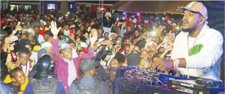  ?? Nombuso Dlamini) (Pics ?? Kabza De Small on the decks playing his finest tunes at Solani’s while his fans dance to his beats.