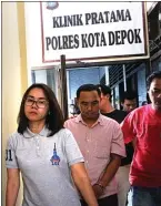  ?? RIZKY AHMAD FAUZI/JAWA POS ?? LANGSUNG TES: Wakasatnko­ba Polresta Depok AKP Rosana Labobar (kiri) saat mendamping­i Ervan setelah tes urine Jumat (24/2).