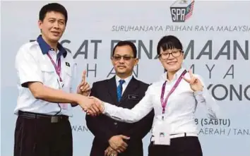  ??  ?? TAN (kiri) bersama Wong semasa pengumuman calon DUN Balakong di Dewan Utama Demesne, Pejabat Daerah dan Tanah Hulu Langat, Bandar Baru Bangi.