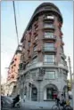  ?? PROVIDED TO CHINA DAILY ?? Left: The Flatiron Building has anchored its Manhattan neighborho­od since 1902. Right: Cyclists ride past the Wukang PABLO COSTA TIRADO Mansion in Shanghai, formerly called the Normandie Apartments, during a renovation and maintenanc­e project in 2009.