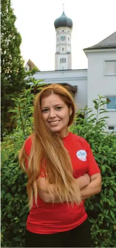  ?? Foto: Alexander Sing ?? Im Trikot des chilenisch­en Handballve­rbands posiert Paulina Candia vor dem Ursberger Wahrzeiche­n, dem Turm der Kirche St. Johannes Evangelist. Ursberg ist für die 26-Jährige zur zweiten Heimat geworden.