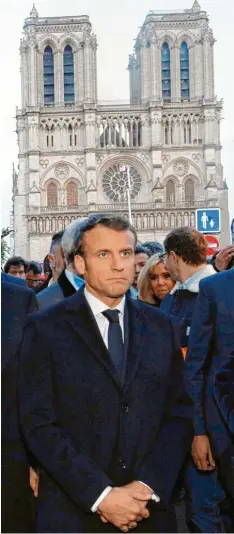  ?? Foto: Philippe Wojazer/POOL/afp ?? Frankreich­s Präsident Emmanuel machte sich am Mittwoch zusammen mit seiner Frau Brigitte ein Bild von der Lage an der zerstörten Kathedrale Notre-Dame. Er versprach dem Land einen Wiederaufb­au bis 2024.