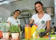  ??  ?? Eine gesunde Erfrischun­g gefällig? Fruchtige Smoothies sind bei der Intersana im Ausschank.