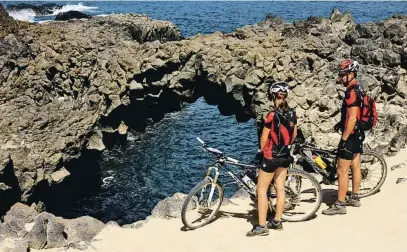  ??  ?? Arcos de basalto sobre el océano, en La Graciosa, durante la ruta Vulcan Bike.