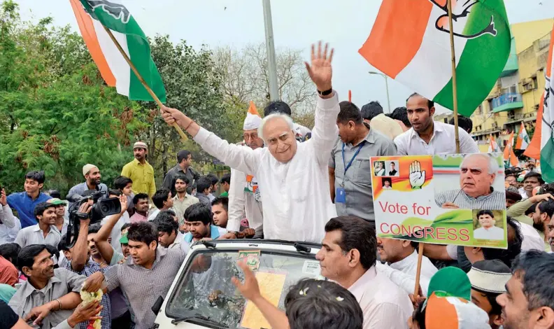  ??  ?? CONGRESS CANDIDATE KAPIL SIBAL CAMPAIGNS IN CHANDNI CHOWK
RAJWANT RAWAT