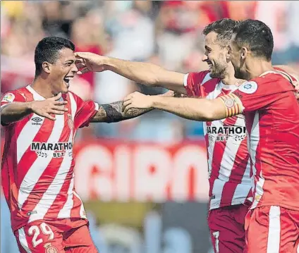  ?? FOTO: PUNTÍ ?? Porro, Stuani y Granell, celebrando un gol ante el Eibar El Girona genera alguna duda pero ahora lleva más puntos que el año pasado