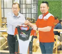  ??  ?? JANJI YANG TERBAIK: Stephen (kiri) menyerahka­n jersi acara ESport anjuran CityONE, yang pertama kali dianjurkan di Sarawak kepada Presiden Persatuan E-Sport Sarawak, Afiq Fadhli Narawi (kanan) sempena Upacara Pembukaan Semula CityONE di Kuching, semalam.