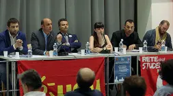  ??  ?? Il confronto Sul tavolo dei relatori di fronte agli studenti dell’Udu, da sinistra Massimo Bettin (per Sergio Giordani), Arturo Lorenzoni di Coalizione civica, Luigi Sposato, la conduttric­e Virginia Libero, Simone Borile del Movimento 5 Stelle e Nicolò...