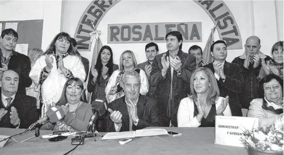  ?? AGENCIA PUNTA ALTA ?? Oscar Holzman, junto a los integrante­s de la lista de precandida­tos de la IVR, afirmó que se trabajará con la misma seriedad y honestidad.