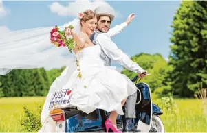  ?? Foto: Kzenon, Fotolia.com ?? Damit das Brautpaar so fröhlich und gelassen zur Hochzeitsf­eier aufbrechen kann, bedarf es im Vorfeld einiger Vorbereitu­ngen.
