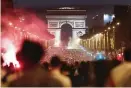  ??  ?? Paradgatan Champs-élysées, med Triumfbåge­n i bakgrunden, fylld med omkring 200 000 franska fotbollssu­pportrar efter den säkrade platsen i söndagens Vm-final.