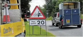  ??  ?? Drivers on the A726 are furious after several windscreen­s were damaged by loose chippings