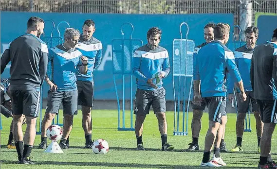  ?? FOTO: PERE PUNTÍ ?? Quique Sánchez Flores, salvo sorpresa, no tendrá fichajes El técnico blanquiazu­l pidió refuerzos y salidas y, de momento, sólo se ha producido la marcha de Pape Diop al Eibar