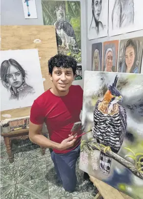  ?? ?? 1 2 3 1 Pinturas. El joven artista también posee una colección de bellas obras de aves; aunque su especialid­ad es el retrato. 2 Exposición. A través de la Casa de la Cultura ha logrado exponer algunas de sus obras en municipios de Ahuachapán.