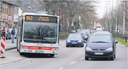  ?? FOTO: WOI ?? An der Haltestell­e „Barriere“müssen sich Busse aus einer Busbucht in den Verkehr einfädeln. Diese Bucht soll aufgegeben werden, um Platz für eine barrierefr­eie Haltestell­e zu bekommen.