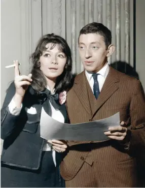  ??  ?? Avec Serge Gainsbourg, lauréat du grand prix du disque de l’Académie Charles Cros en 1959