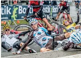  ??  ?? Sky fall: Chris Froome (left) tweeted a picture of the crash that also claimed Geraint Thomas in the yellow jersey (right)
