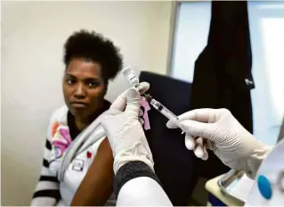 ?? Rivaldo Gomes/Folhapress ?? Tuane Alves toma vacina da febre amarela no Instituto Emilio Ribas