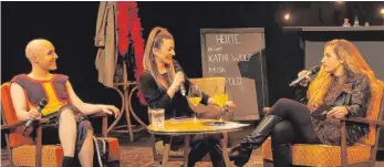  ?? SCREENSHOT: ANDREAS BRÜCKEN ?? Sänger Leopold aus Berlin machte es sich in der Booster-Bar mit Kabarettis­tin Kathi Wolf und Gastgeberi­n Ariane Müller (von links) gemütlich.