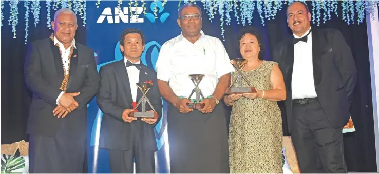  ?? Photo: Waisea Nasokia ?? From left: Prime Minister Voreqe Bainimaram­a, with the lifetime award winners Patrick Wong, former Air Pacific (now Fiji Airways) chief pilot Captain Matereti Tuisue, Jenny Seeto and Trustee Craig Powell during the 2017 ANZ Fiji Excellence in Tourism...