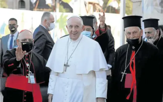  ??  ?? El Papa Francisco y su delegación vaticana, ayer en Bagdad, capital de Irak, antes de oficiar una misa.