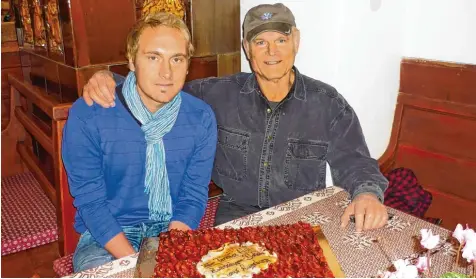  ?? Foto: Zölch ?? „Für Terence Hill – Zwetschgen Datschi aus Augsburg“steht auf dem Kuchen, den Marcus Zölch (links) seinem Freund Mario Girotti einmal geschenkt hat. Datschi mag der Filmstar besonders gerne.