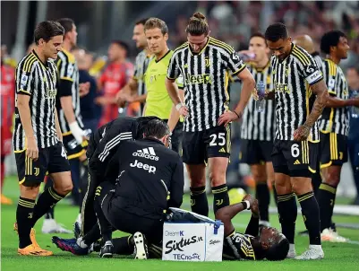  ?? (Getty Images) ?? Disperazio­ne Paul Pogba, 30 anni, a terra dopo l’infortunio muscolare: era il 24’ di Juventus-Cremonese