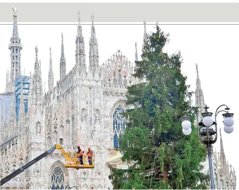  ??  ?? El abeto localizado en la Piazza Duomo de Milán está decorado con unos 35 mil puntos led.