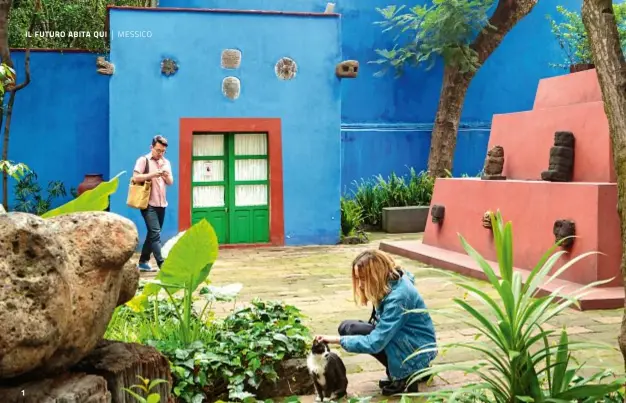  ??  ?? 1 1. La casa di Frida Kahlo e Diego Rivera al Coyoacan District. Oggi è un museo che raccoglie oggetti e dipinti degli artisti. 2. Street art in via Congreso de la Reunion, al Barrio Santa Anita. 3. La movida serale al Barrio rosa. 4-5. Il mercato a...