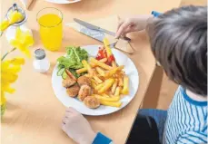  ?? FOTO: TOBIAS HASE/DPA ?? Verpackte Fleischwar­en – wie beispielsw­eise Chicken Nuggets – weisen häufig einen zu hohen Salzgehalt auf.