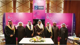  ??  ?? KUWAIT: Minister of State for Cabinet Affairs Sheikh Mohammad Abdullah Al-Sabah visits Zain’s booth at the 9th Internatio­nal Invention Fair of Middle East.