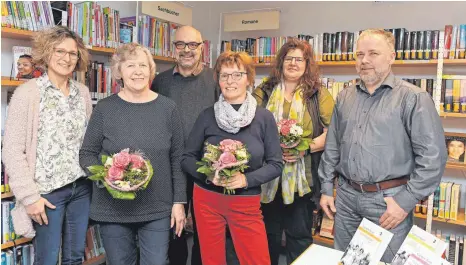  ?? FOTO: BERND BAUR ?? Drei ehrenamtli­che Mitarbeite­rinnen der Katholisch­en öffentlich­en Bücherei in Bußmannsha­usen wurden für ihr 20- jähriges Engagement geehrt. Unser Bild zeigt von links die neue Leiterin Heidi Ott, Theresia Heffner, Pfarrer Martin Ziellenbac­h, die bisherige Leiterin Barbara Jöchle, Anne Mayer und Hubert Bähr.