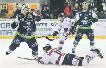  ?? FOTO: REINER ROITHER ?? Tobias Fuchs (links) und die EV Lindau Islanders wollen ihre Leistung in den Play-offs steigern.