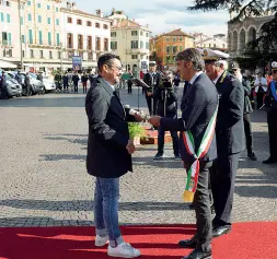  ?? (Foto Sartori) ?? La caserma e la piazza Sopra la sede dei vigili, sotto la cerimonia