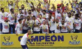  ?? DIARIO DIEZ ?? El Olimpia celebró el domingo el bicampeona­to en Honduras.