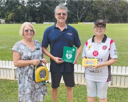  ?? ?? Jan Young. from Bendigo Bank, Andrew White and Alison Jenkins from Southern Districts Cricket Club with the defibrilla­tor. Picture: Bethany Griffiths