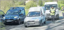  ??  ?? Les gendarmes étaient positionné­s sur plusieurs points. Ici route de Valence.