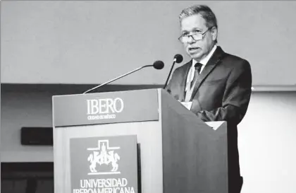  ??  ?? El rector de la Universida­d Iberoameri­cana, David Fernández Dávalos, dirigió un mensaje a la comunidad sobre la realidad mexicana, basado en ideas del sociólogo Boaventura de Sousa Santos ■ Foto Uia