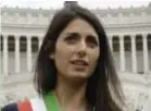  ??  ?? Burgemeest­er Virginia Raggi van Rome kreeg heel wat kritiek nadat ze een promotievi­deo van de Ryder Cup 2023 had gedeeld op sociale media. Dat golftoerno­oi vindt plaats in de Italiaanse hoofdstad, maar in het filmpje wordt niet het Colosseum, maar de Arena van Nîmes getoond. En dat in een verkiezing­sjaar...