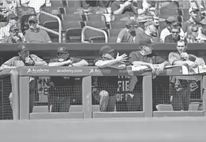  ?? DALE ZANINE/USA TODAY SPORTS ?? Diamondbac­ks players watch from the dugout in the ninth inning at SunTrust Park in Atlanta as Arizona’s losing streak reaches five games.