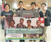  ??  ?? SIOW May Yun (kiri) bersama pelajar SMK Labuan yang meraih dua anugerah My Digital Maker 2017.